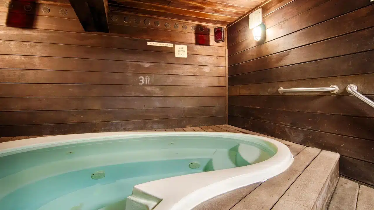 Hotel Becket South Lake Tahoe has jacuzzi suites