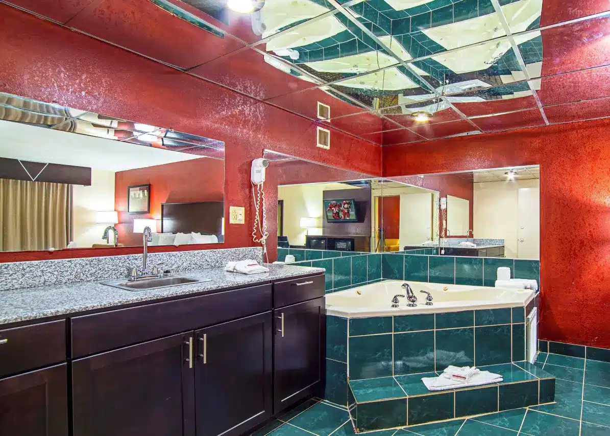 Red Roof Inn & Suites Greenwood, SC has private Jacuzzi in room