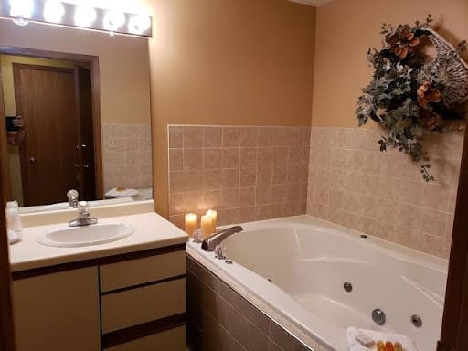 Rib Mountain Inn & Townhouses has jacuzzi suites