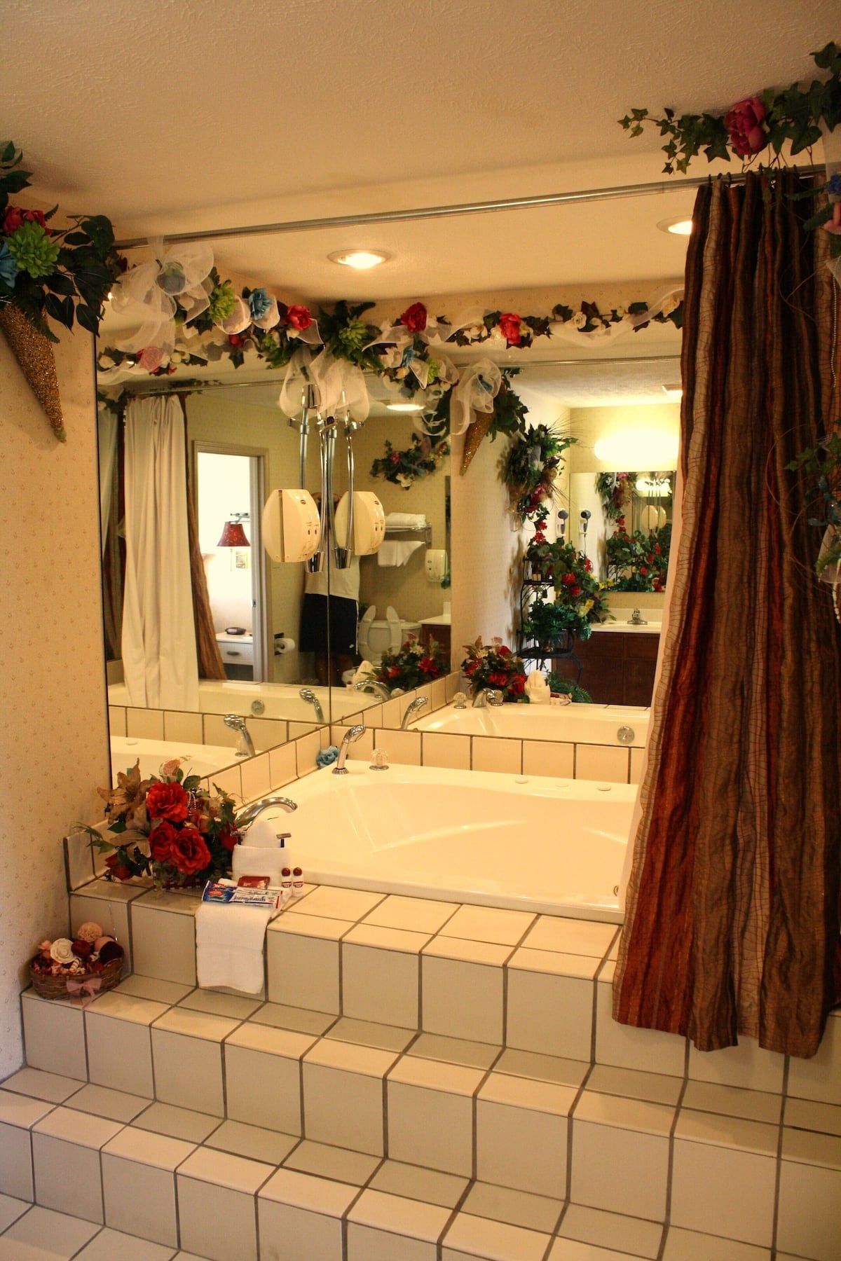 Country Hearth Inn & Suites Union City has Jacuzzi suites