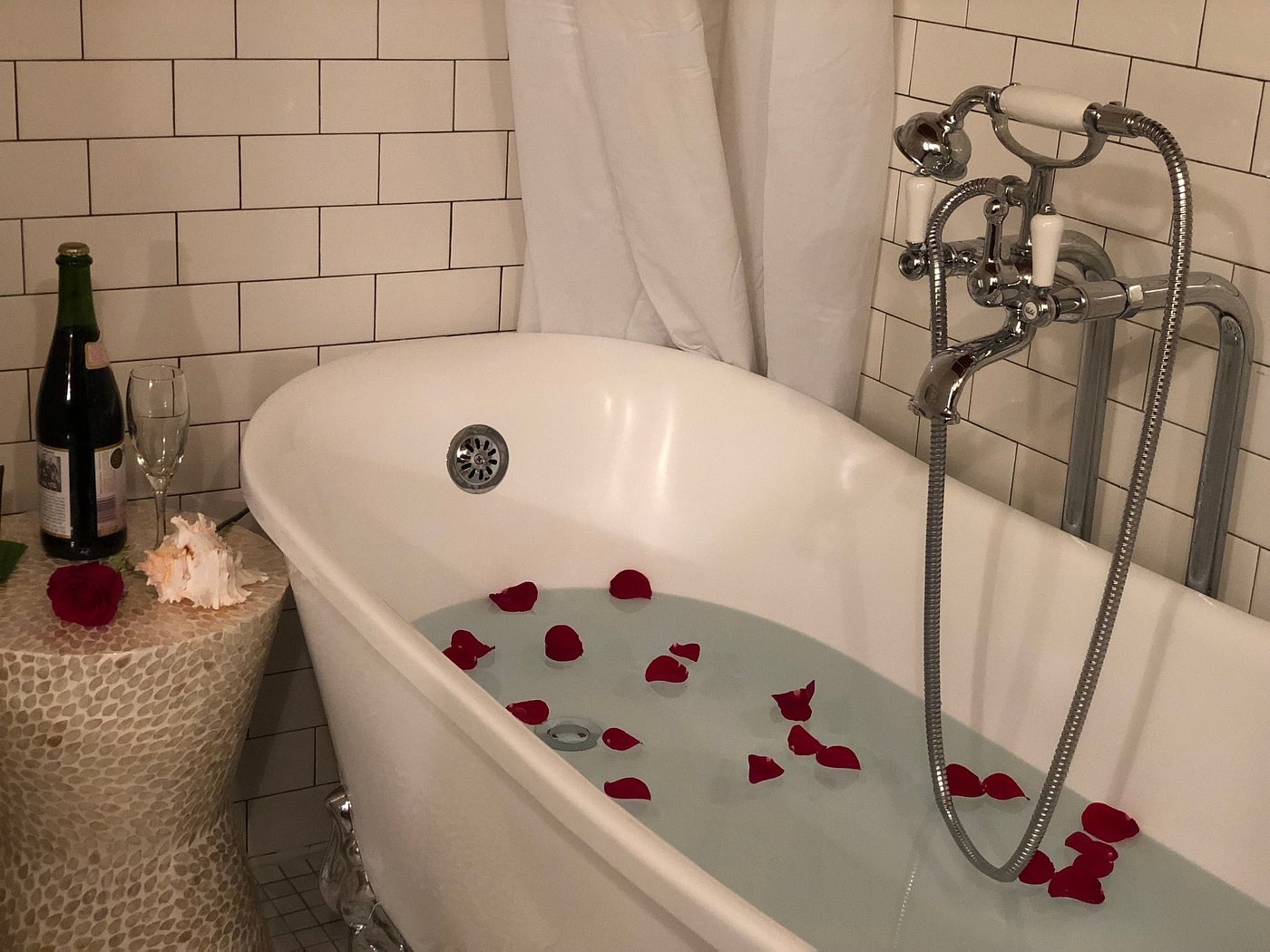 Gilbert Inn Seaside has room with luxurious bath tub