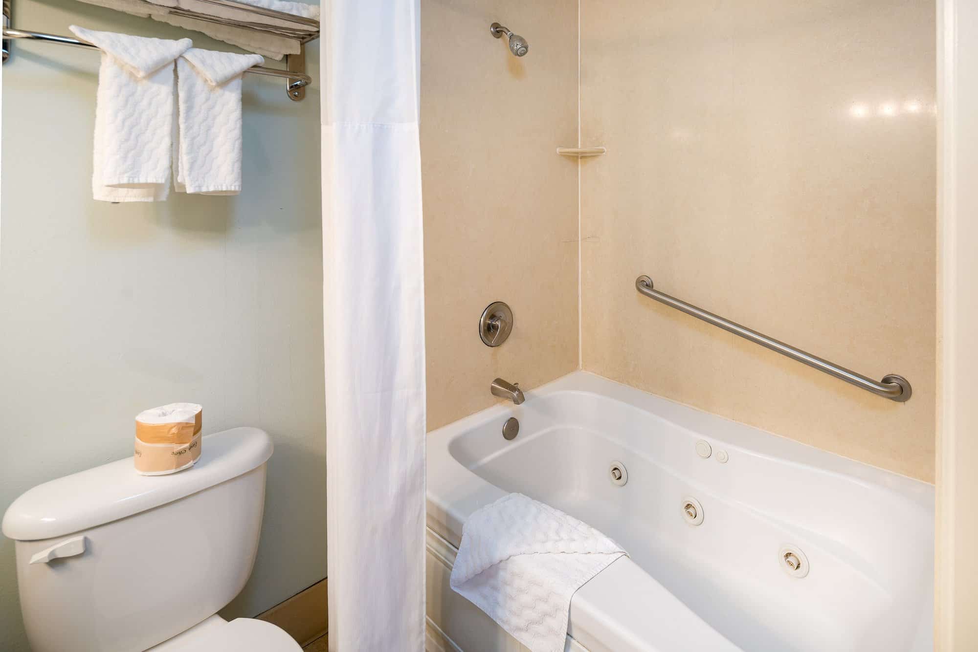 Morro Shores Inn And Suites has Jacuzzi suites