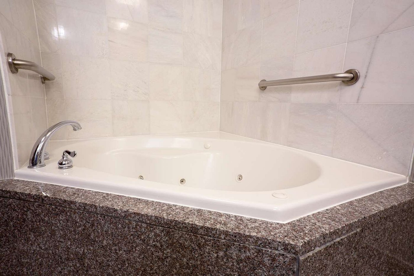 Drury Inn & Suites Columbus Grove City has jacuzzi suites