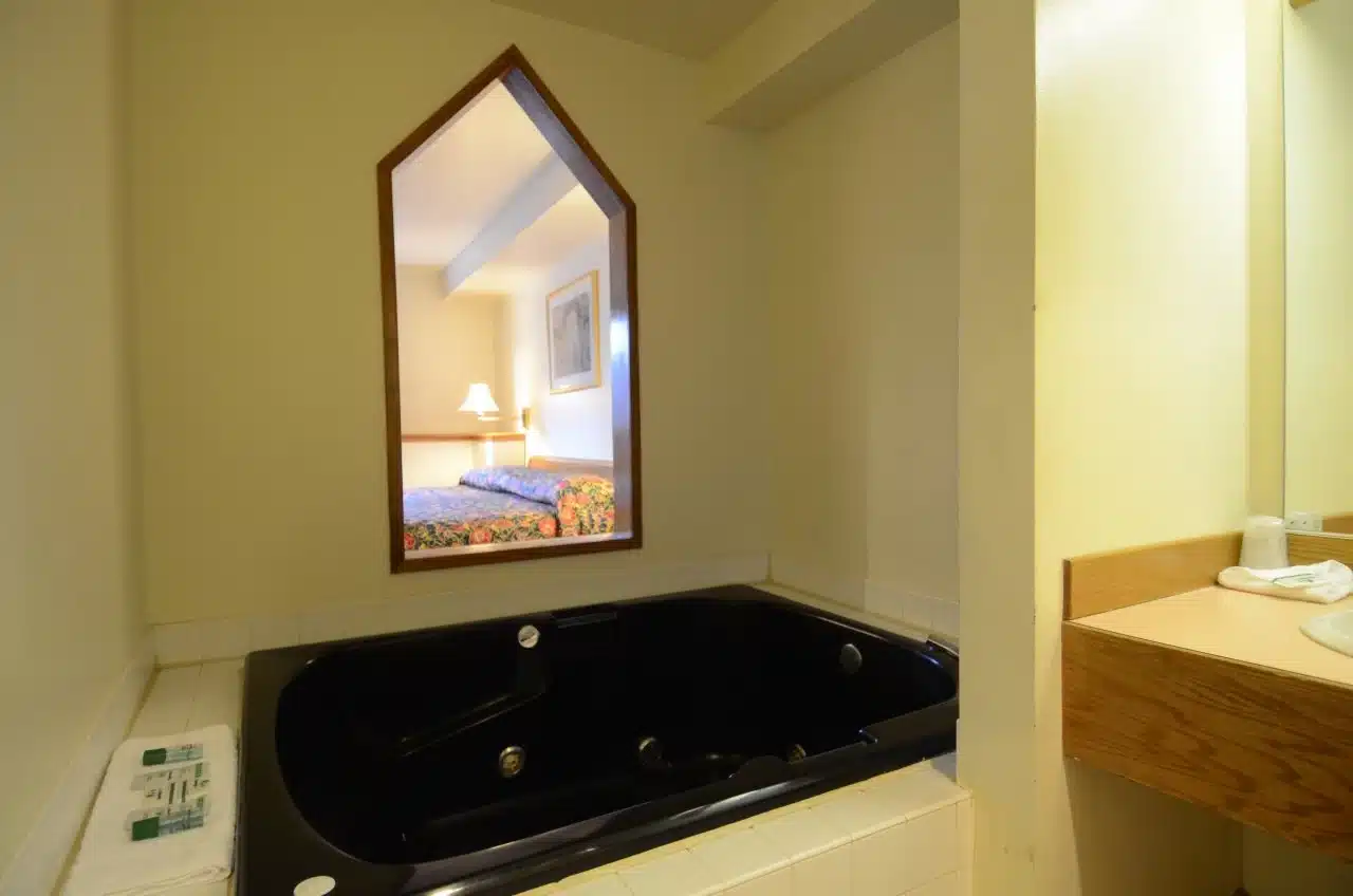 Bay City Inn has jacuzzi suites