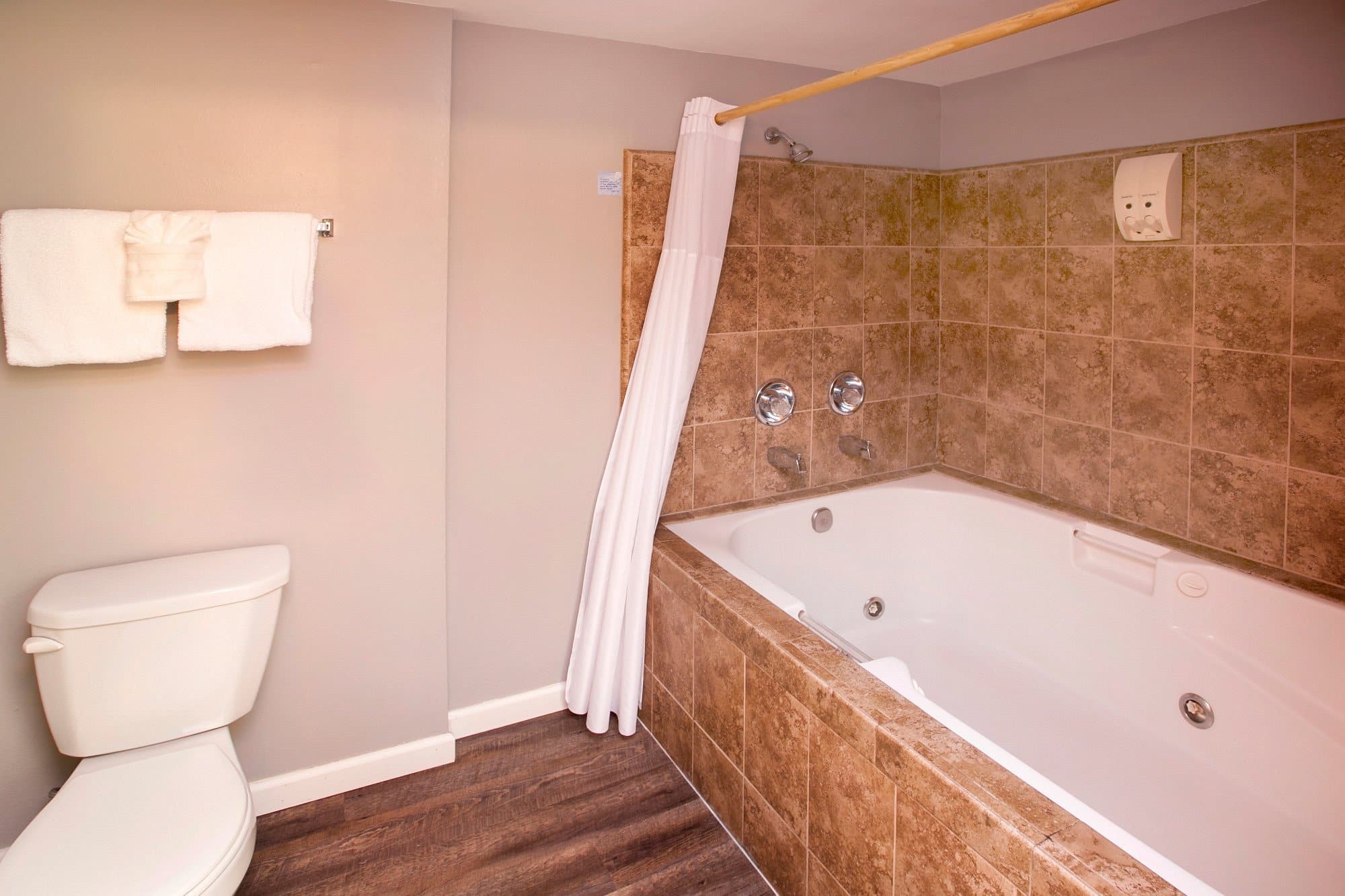 Coast River Inn by OYO Seaside has jacuzzi suites