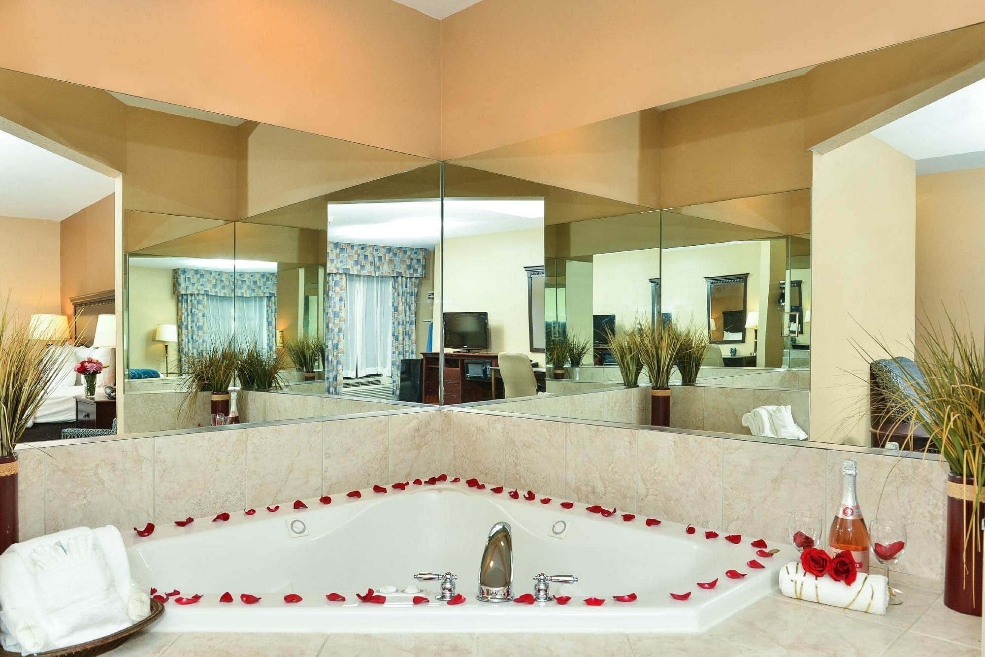 Comfort Suites near MCS Beaufort has Jacuzzi suites