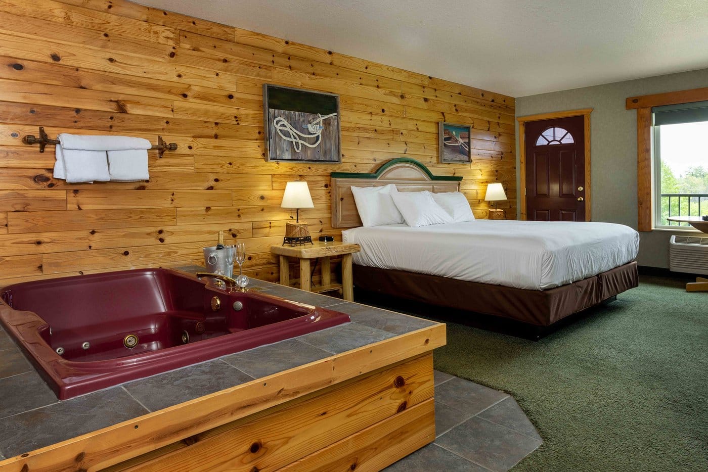 Crooked River Lodge has private jacuzzi