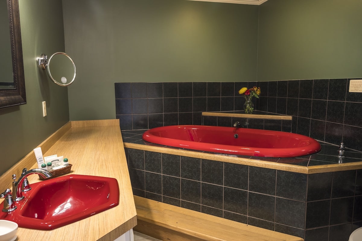 Stafford's Bay View Inn has private jacuzzi