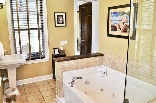Water's Edge Inn - Adults Only has Jacuzzi suites