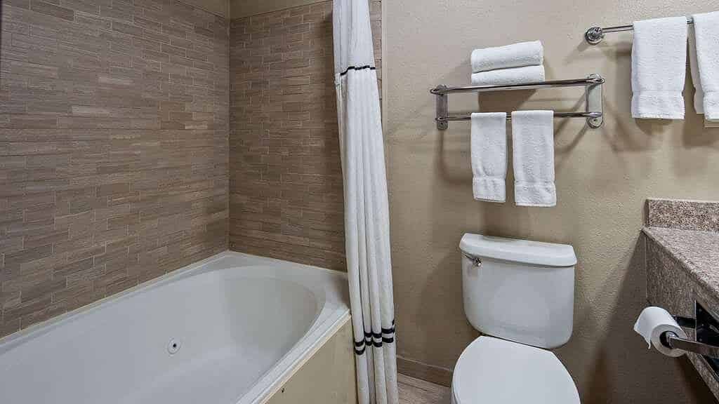 Lubbock Windsor Inn has Jacuzzi suites