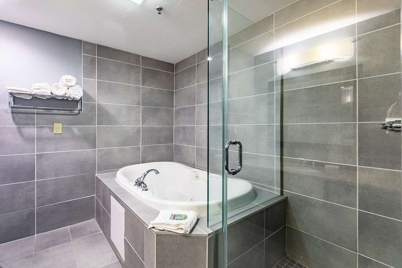 Best Western Rochester Hotel Mayo Clinic Area/ St. Mary's has jacuzzi suites