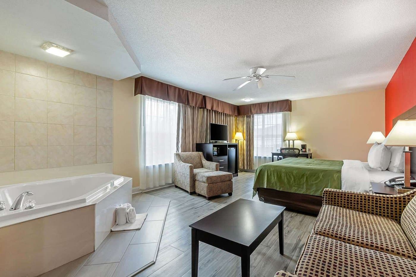 Quality Inn & Suites Lexington has Jacuzzi suites