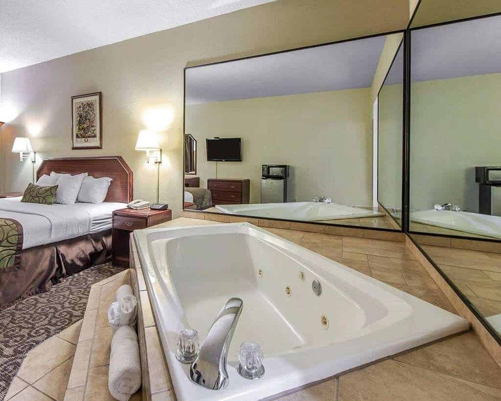Quality Inn Downtown Johnson City has Jacuzzi suites