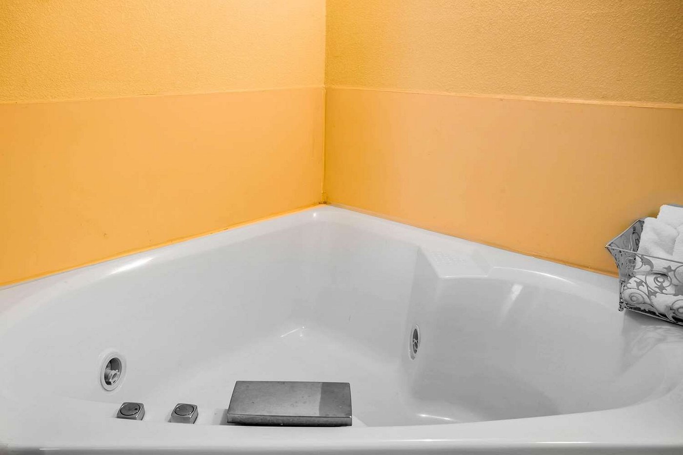 Clarion Inn & Suites Aiken has Jacuzzi suites
