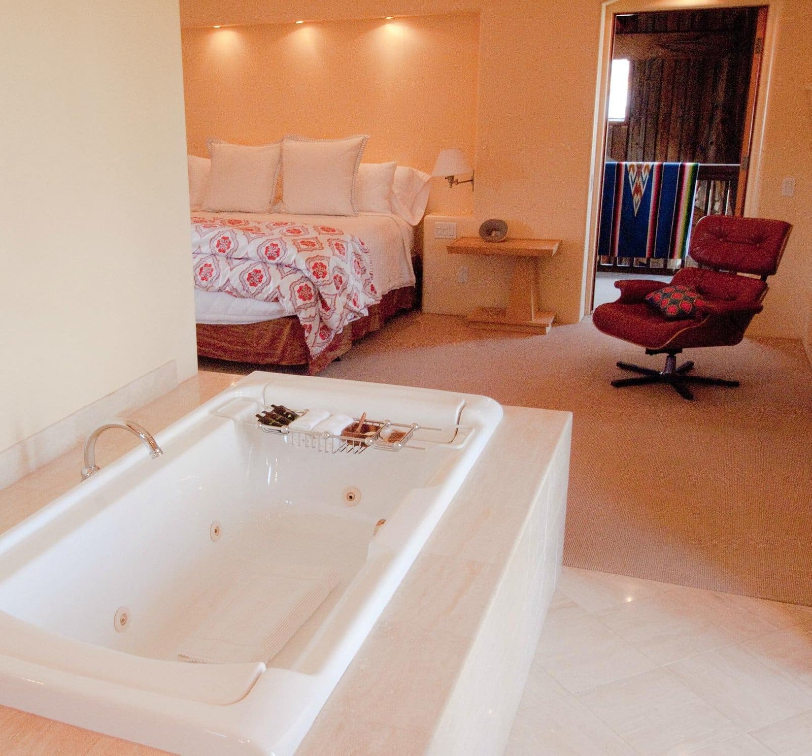 Inn Paradiso has jacuzzi suites