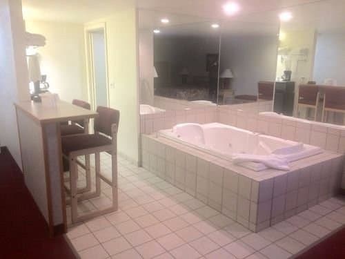Thunderbird Motel has rooms with private Jacuzzis