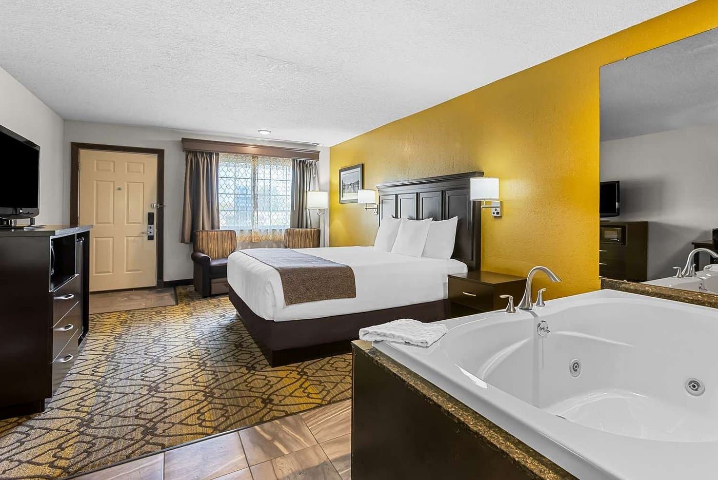 Best Western of Harbor Springs has private jacuzzi