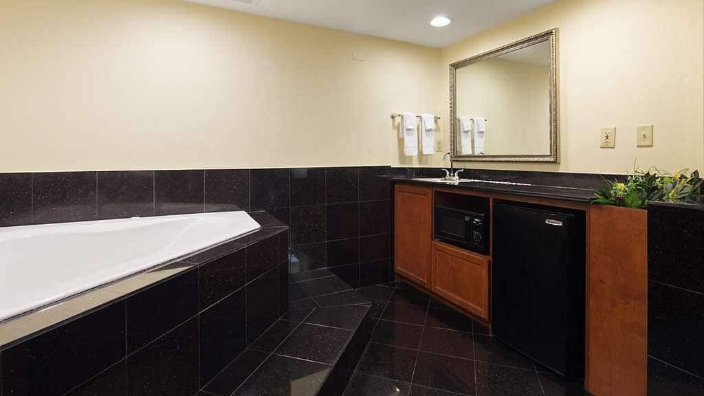 Best Western Of Walterboro has Jacuzzi suites