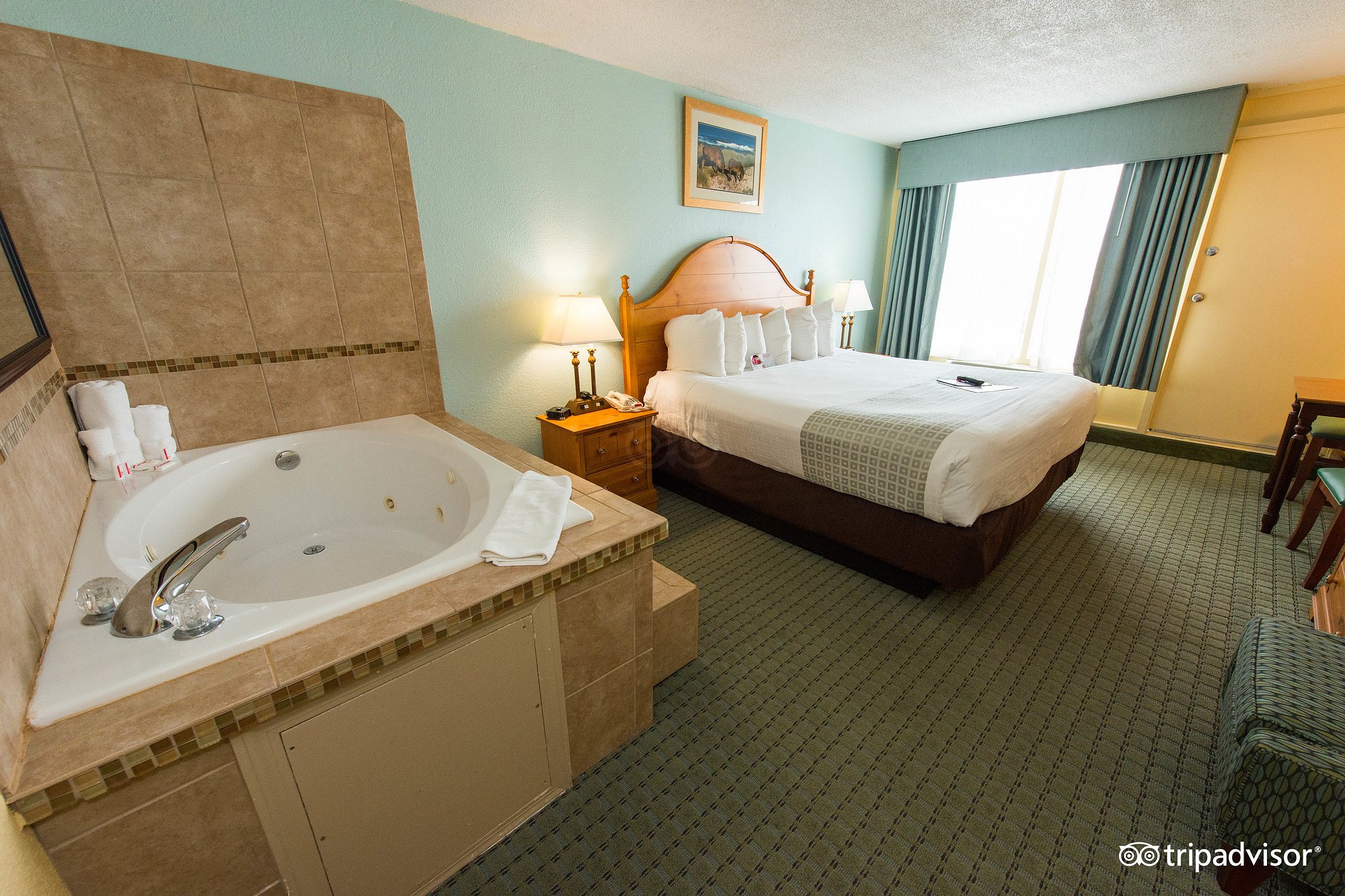 Ramada Plaza by Wyndham Nags Head Oceanfront has Jacuzzi suites