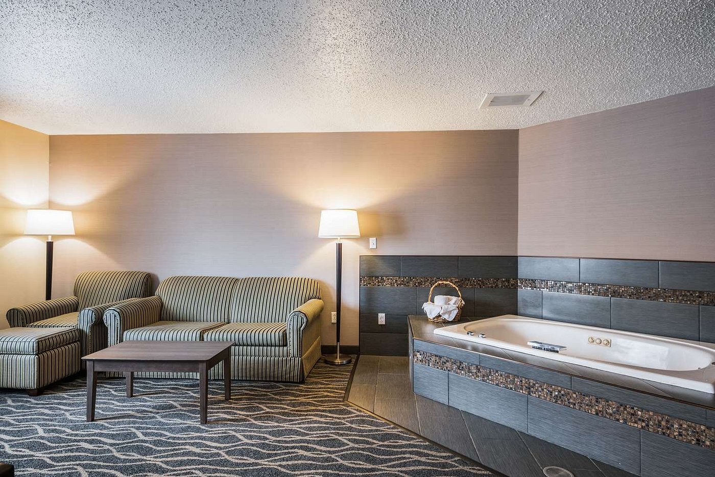 Quality Inn & Suites Missoula Westside has jacuzzi suites