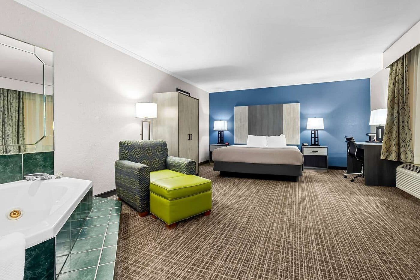 Quality Inn & Suites Civic Center has Jacuzzi suites