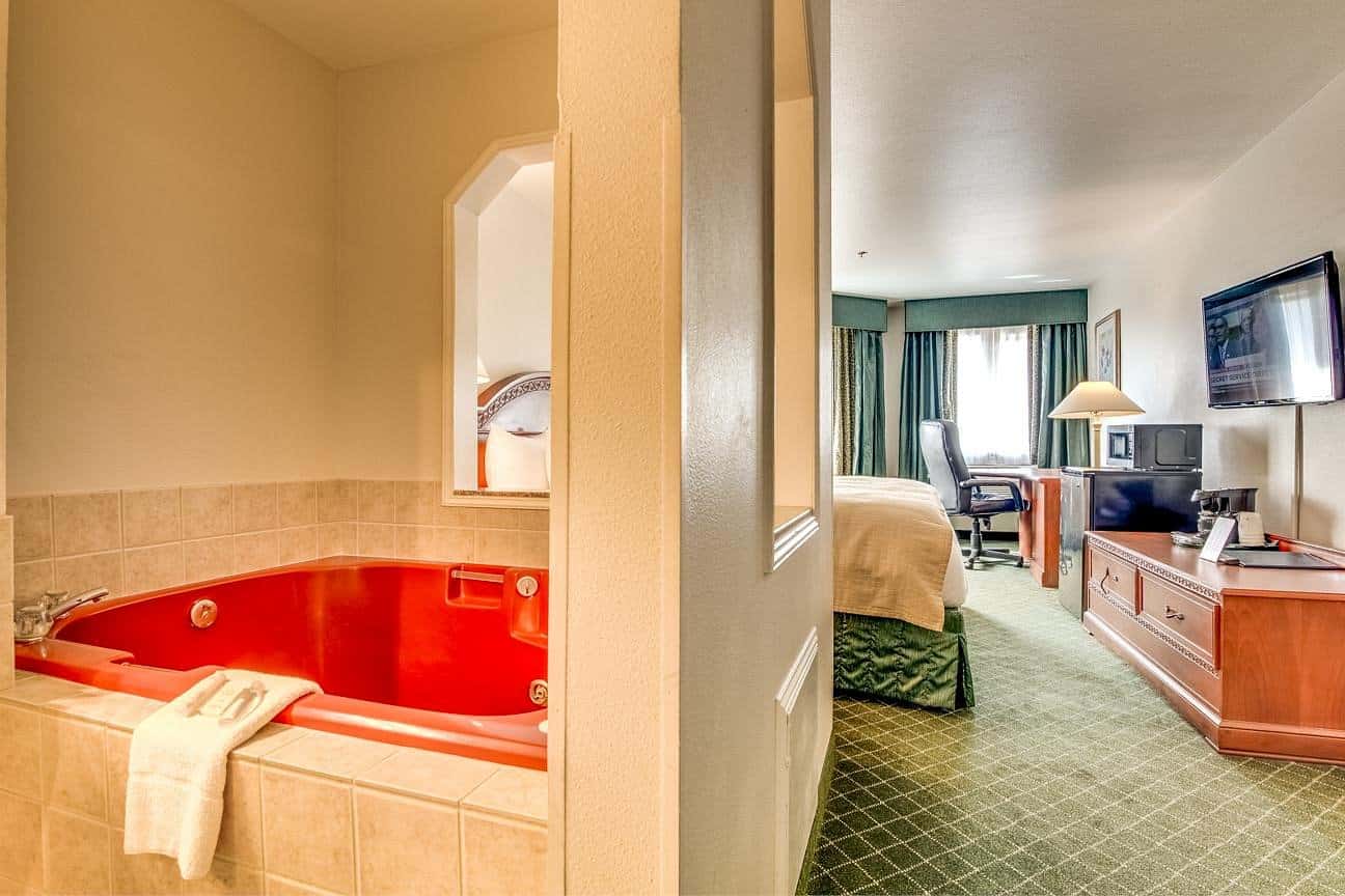 Baymont by Wyndham Bellingham has jacuzzi suites