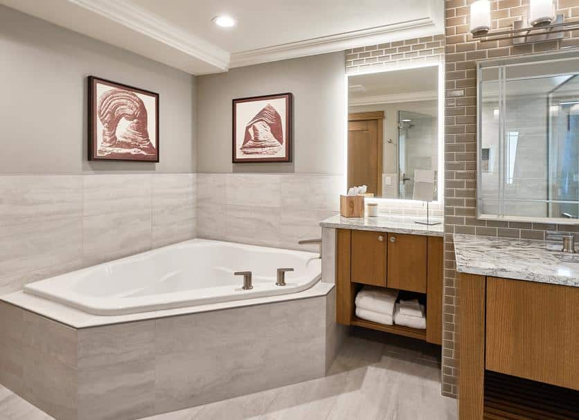 Stephanie Inn has jacuzzi suites