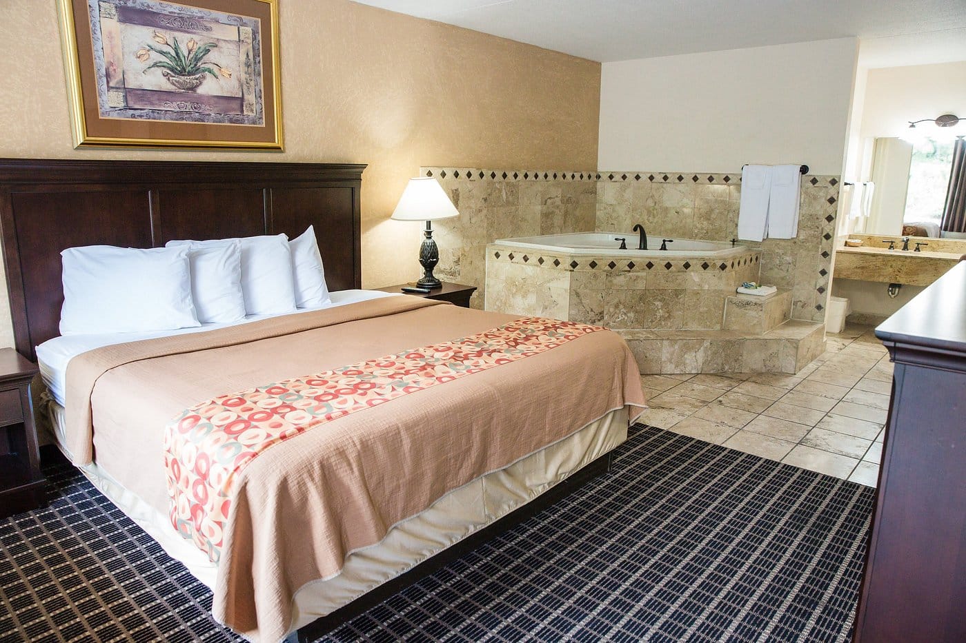 Florence Express Inn has Jacuzzi suites