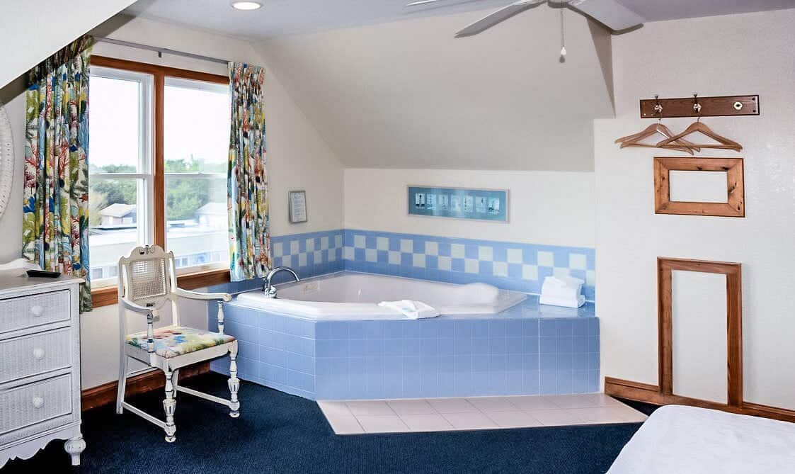 Pony Island Inn has Jacuzzi suites