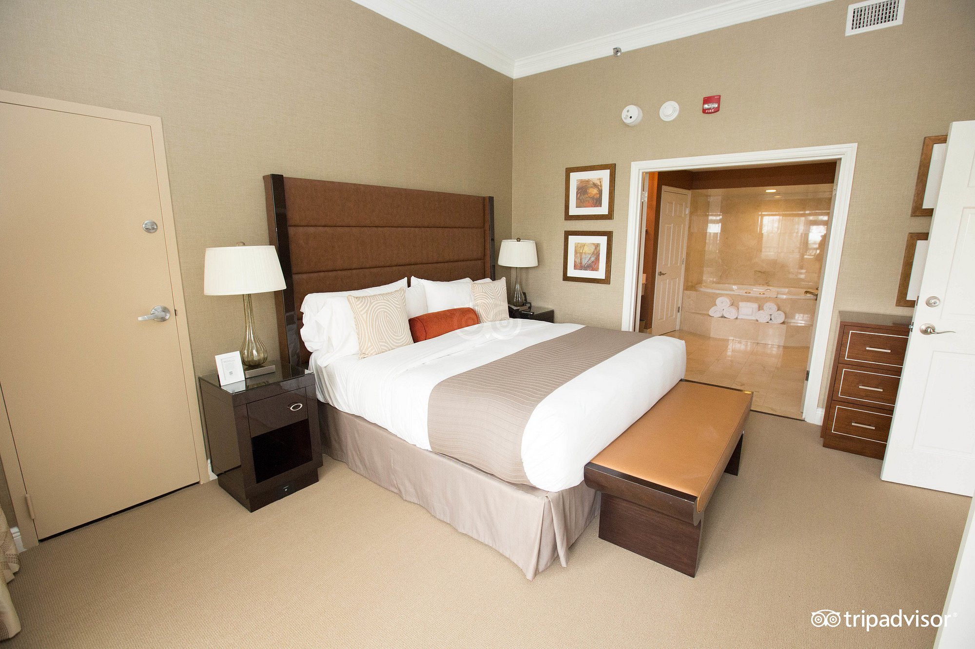 Sonesta Resort Hilton Head Island has Jacuzzi suites