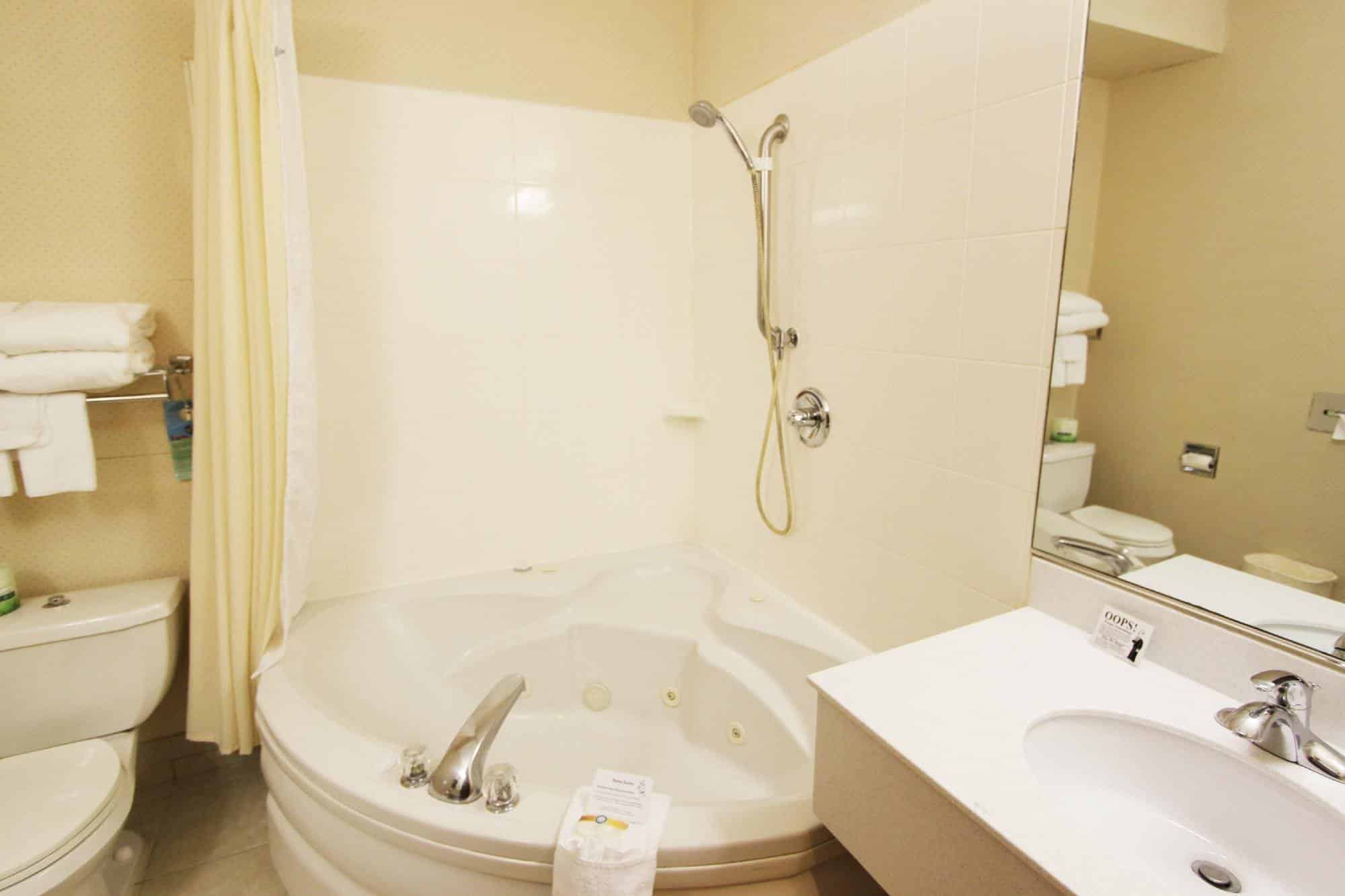 Quality Inn Grand Suites Bellingham has jacuzzi suites
