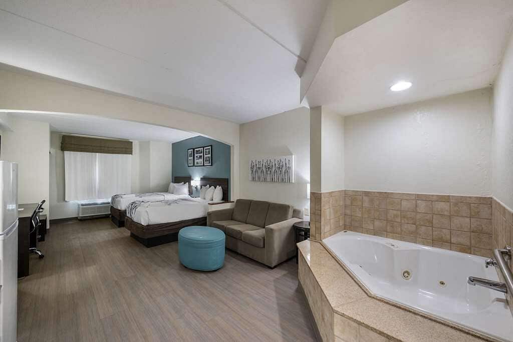 Sleep Inn & Suites Chesapeake - Portsmouth has private jacuzzi
