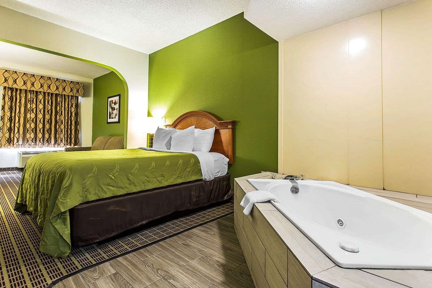 Quality Inn & Suites Orangeburg has Jacuzzi suites