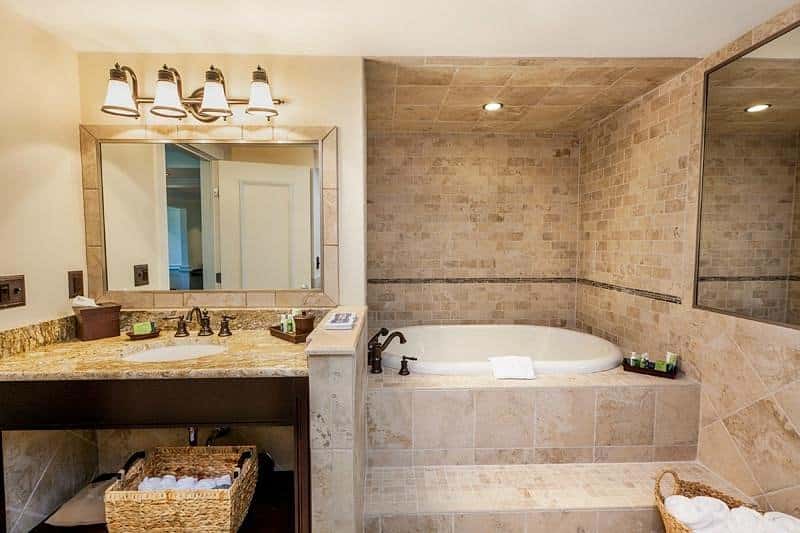 Shutters On the Banks has Jacuzzi suites