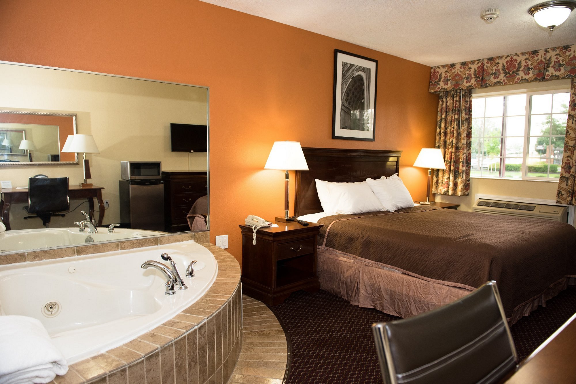 Grove City Travel Inn Columbus South has jacuzzi suites