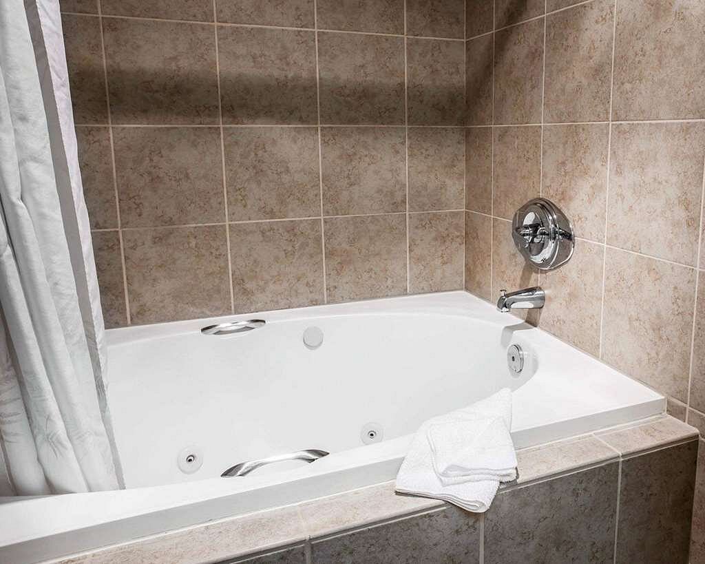 Comfort Inn Bellingham has jacuzzi suites