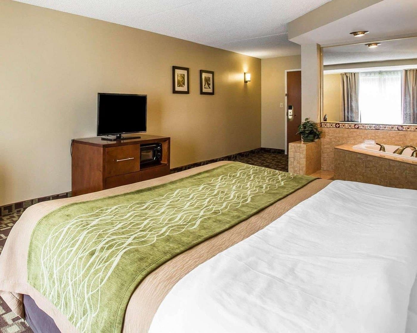 Comfort Inn & Suites Walterboro has Jacuzzi suites