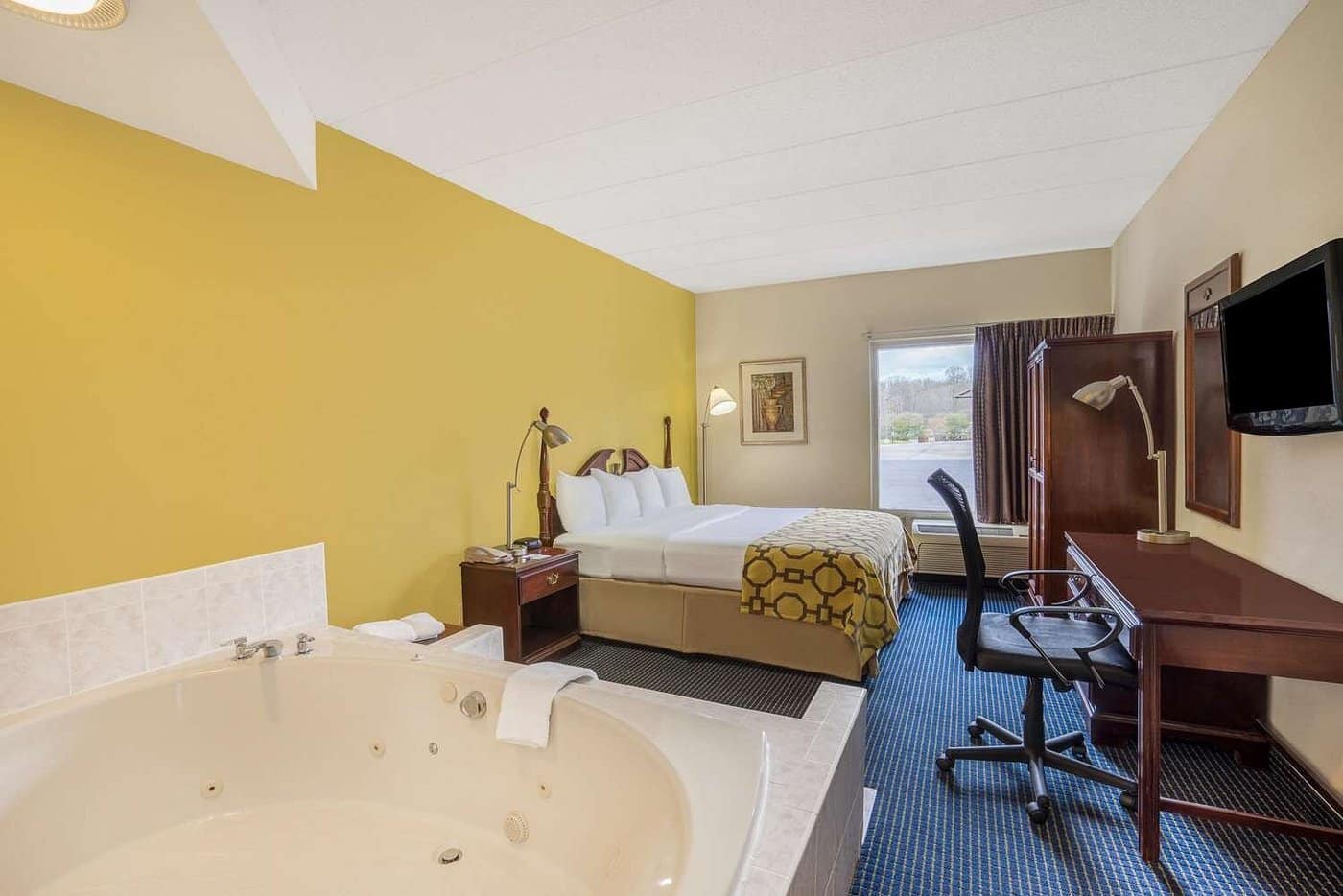 Baymont by Wyndham Warrenton has jacuzzi suites