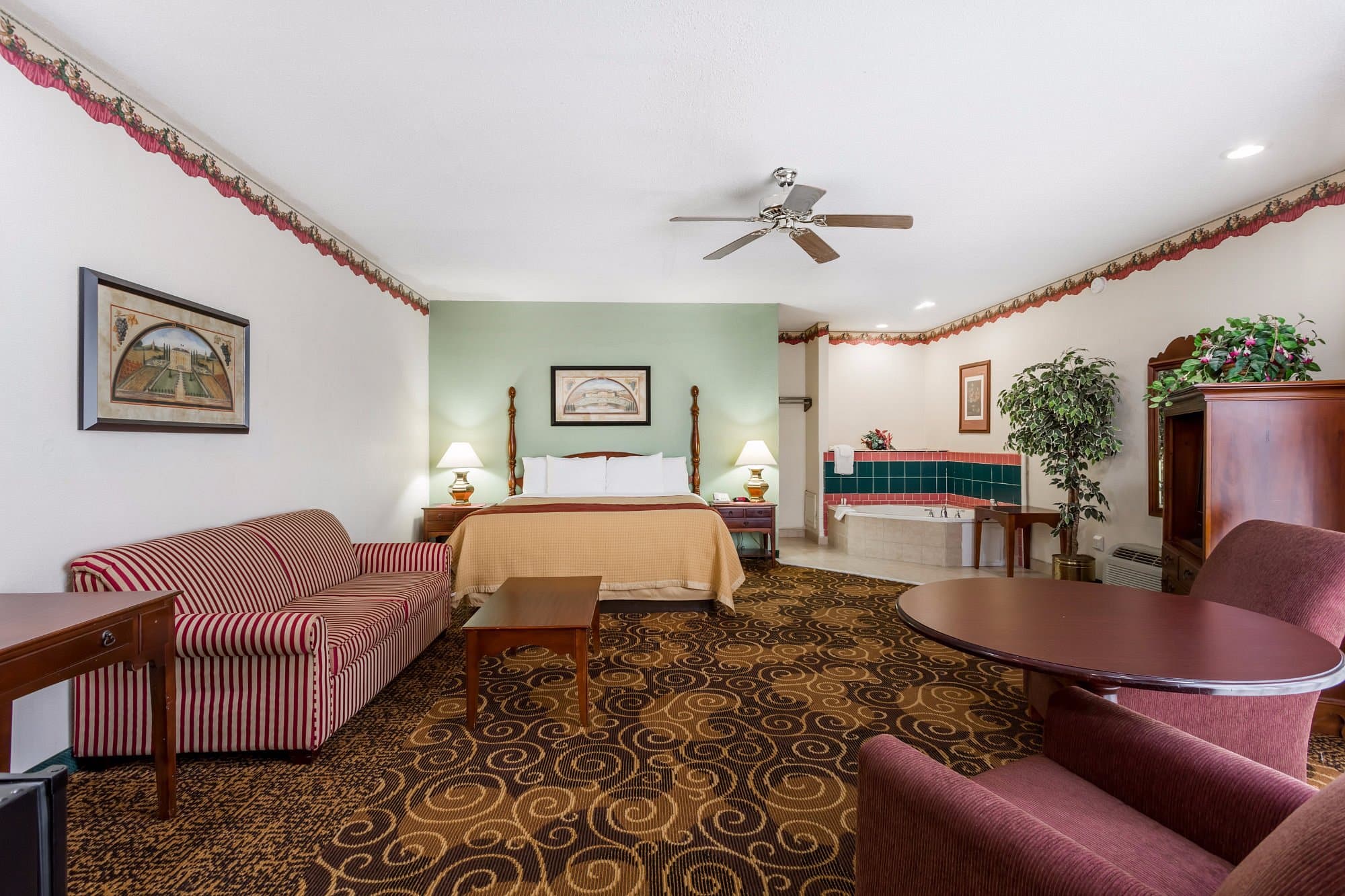 Days Inn by Wyndham Orangeburg has Jacuzzi suites