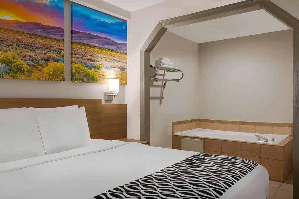Days Inn by Wyndham Covington has Jacuzzi suites
