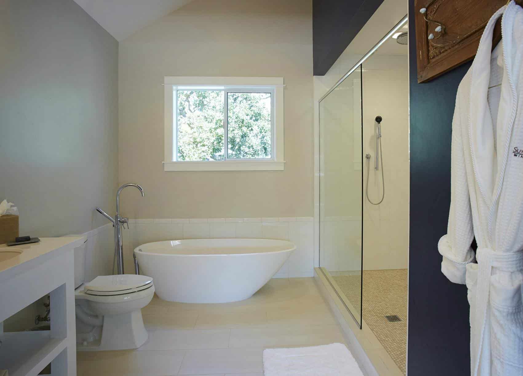 Summerwood Winery & Inn has suite with private spa tub