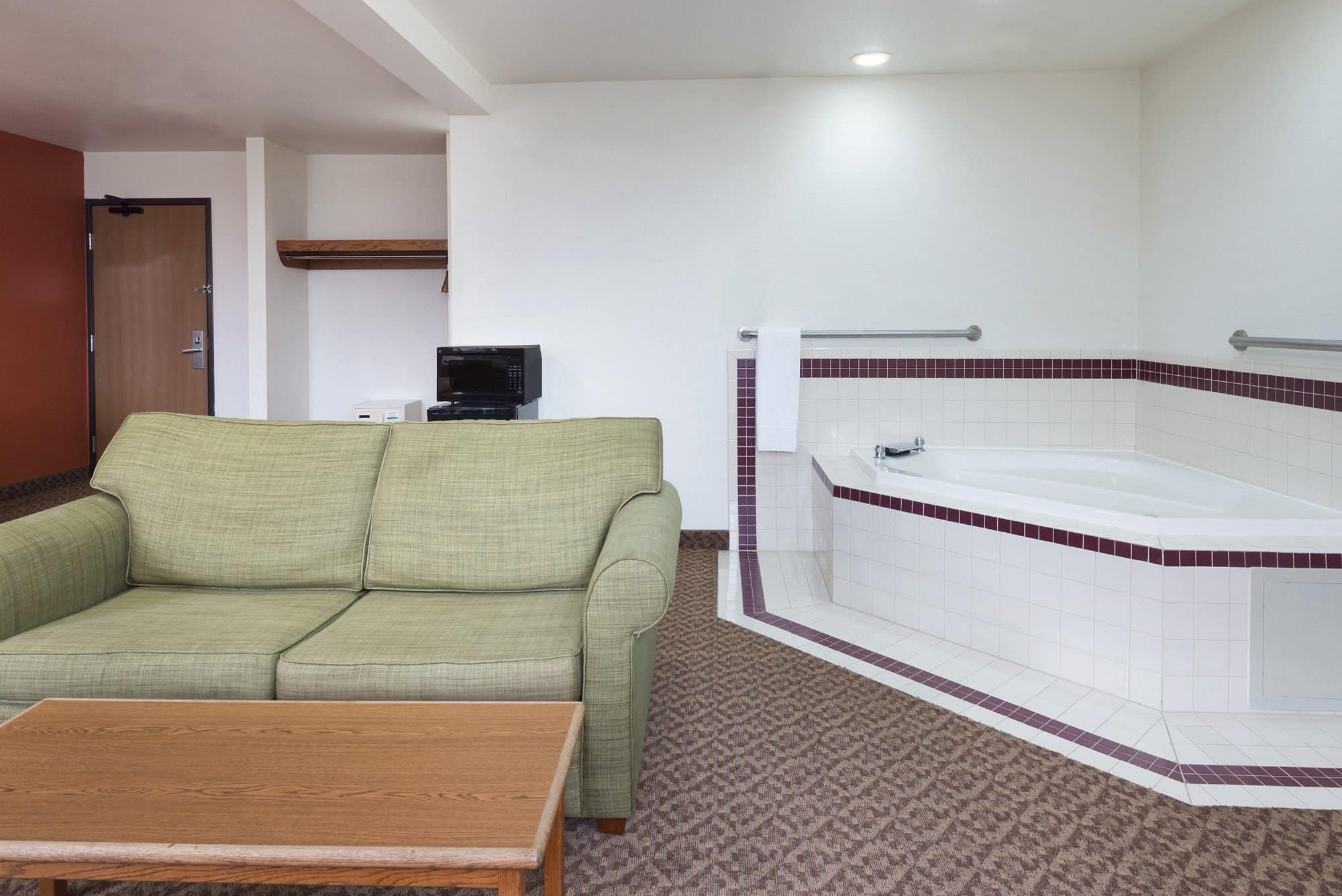 Super 8 by Wyndham Morgantown has Jacuzzi suites