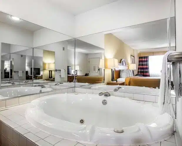 Quality Inn Bennettsville has Jacuzzi suites