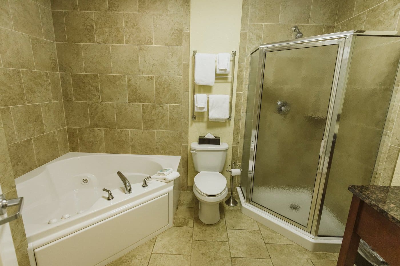 Highland Suites Minot has private jacuzzi