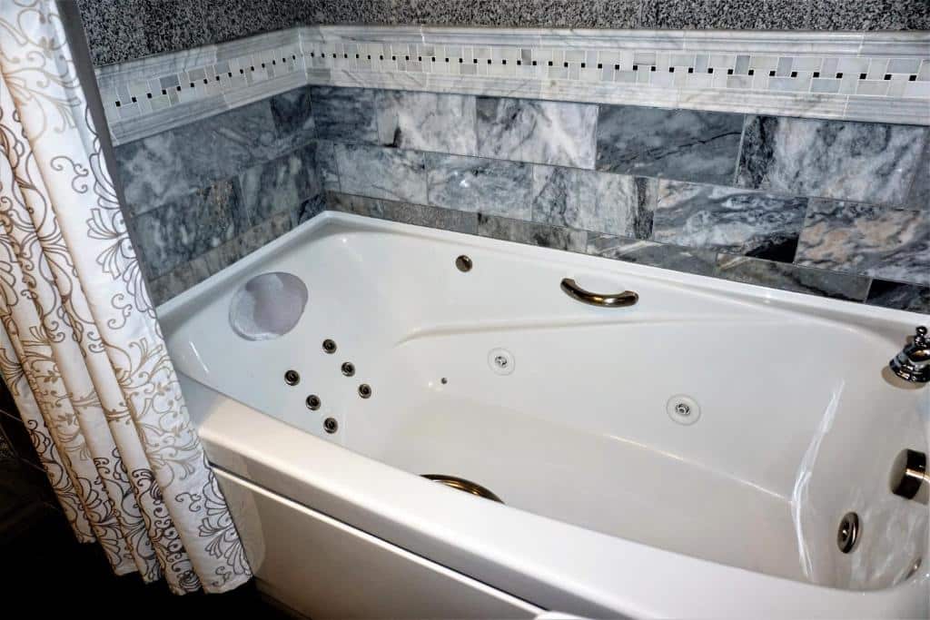 1895 Washington Hotel has jacuzzi suites