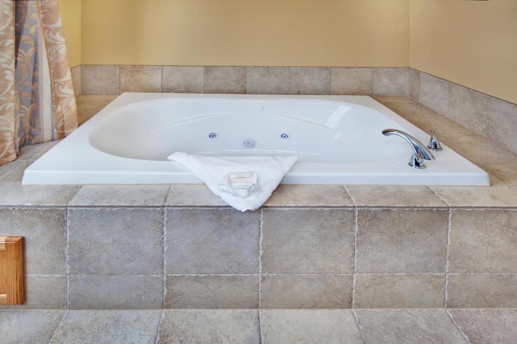 Holiday Inn Express & Suites Council Bluffs - Conv Ctr Area by IHG has jacuzzi suites