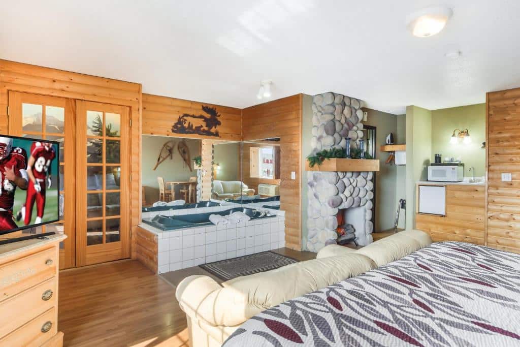 Red Roof Inn & Suites Omaha - Council Bluffs has jacuzzi suites