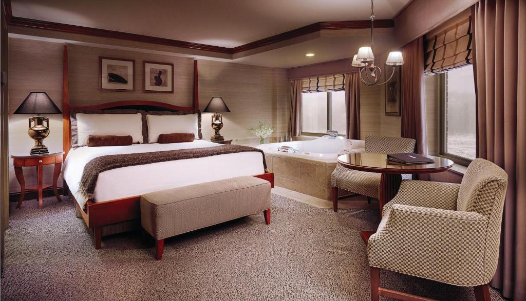 Ameristar Casino Hotel Council Bluffs has jacuzzi suites
