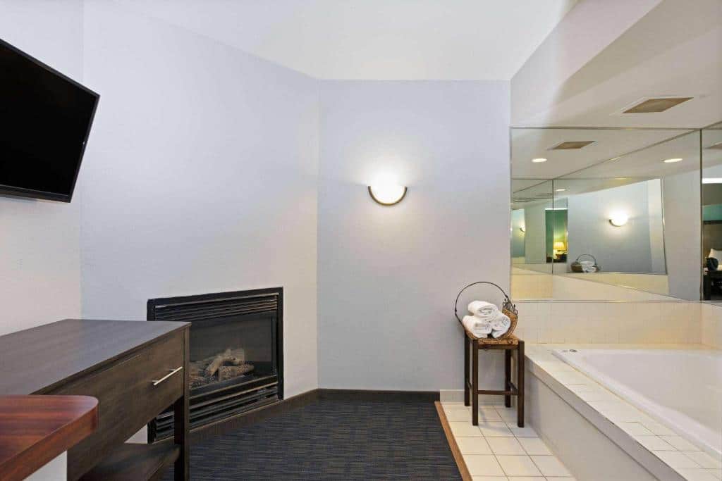 La Quinta Inn & Suites by Wyndham Omaha Airport Downtown has jacuzzi suites