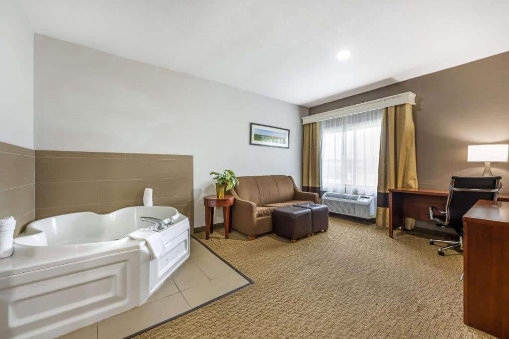 Comfort Suites Omaha East-Council Bluffs has jacuzzi suites